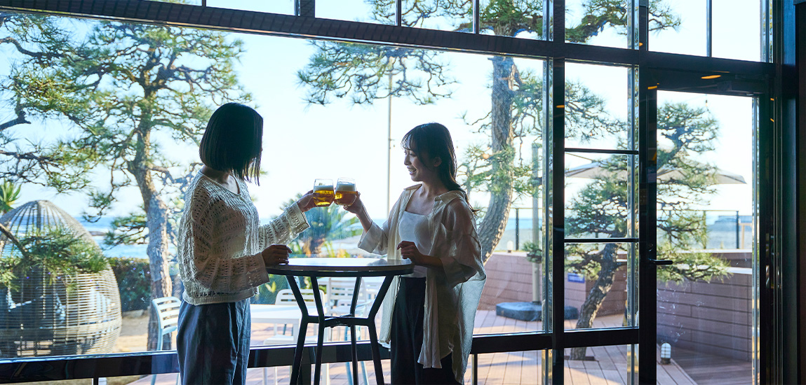 プレミアムバーで乾杯している画像