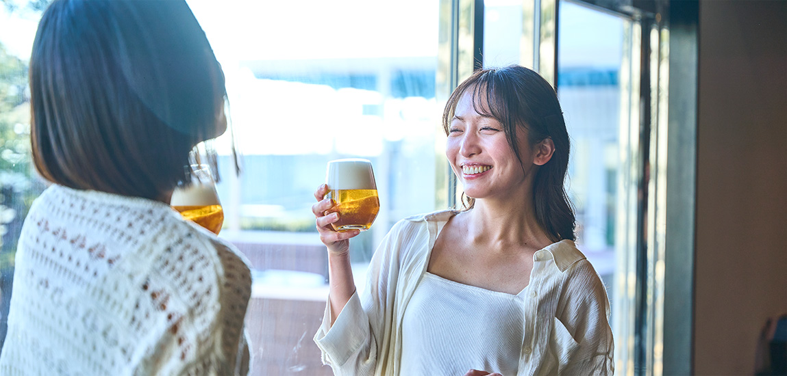 プレミアムバーでお酒を飲んでいる画像