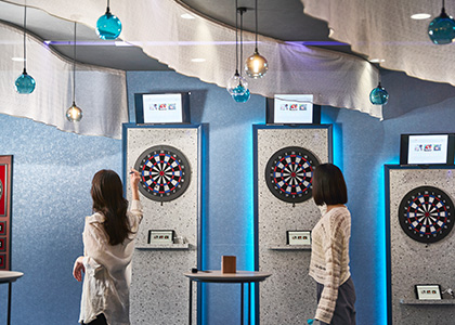 ダーツをしている画像