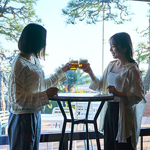 飲み物を楽しむ女性2人の画像