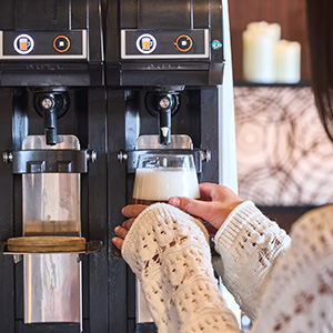 飲み物を注いでいる画像