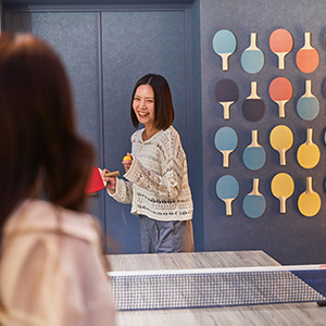 卓球を楽しむ女性の画像