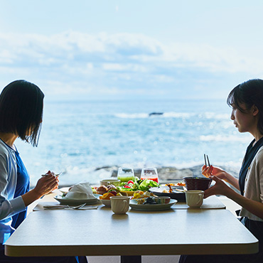朝食を楽しむ女性2人
