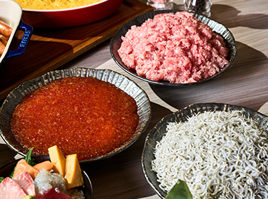 カニを食べている画像