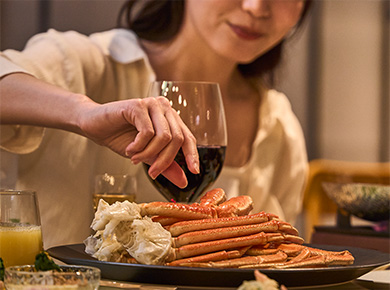 カニを食べている画像