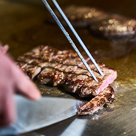 ステーキを切っている画像