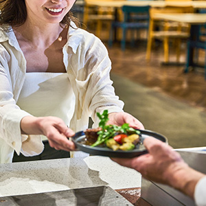 料理を受けとる女性の画像