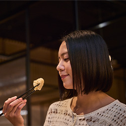 ビュッフェを楽しむ女性のイメージ