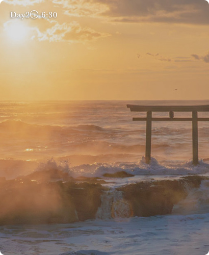 朝焼けの海岸でスポーツの秋のイメージ