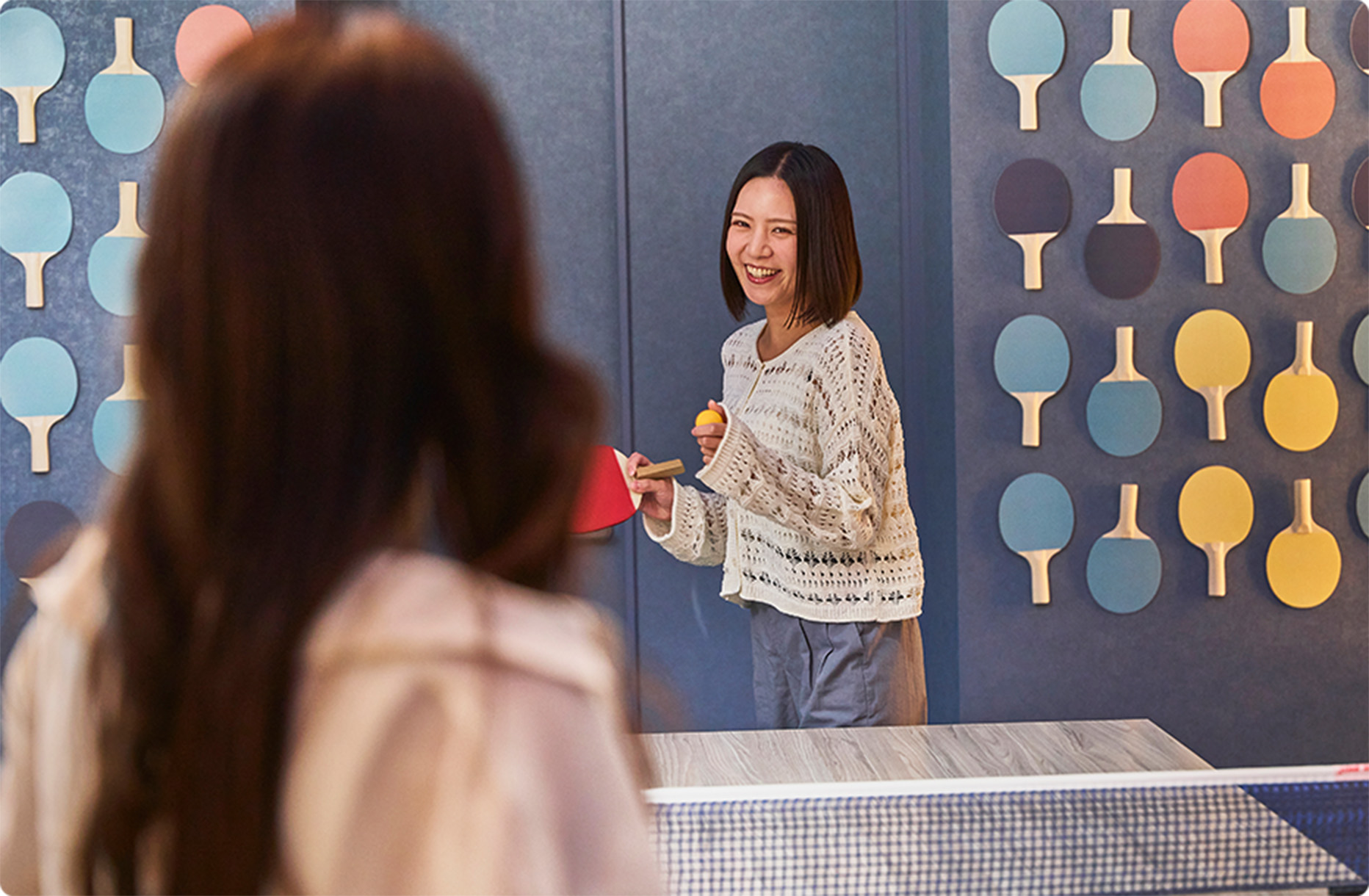 卓球を楽しむ女性のイメージ