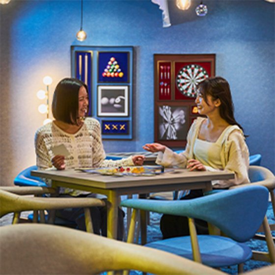 料理を食べる女性のイメージ