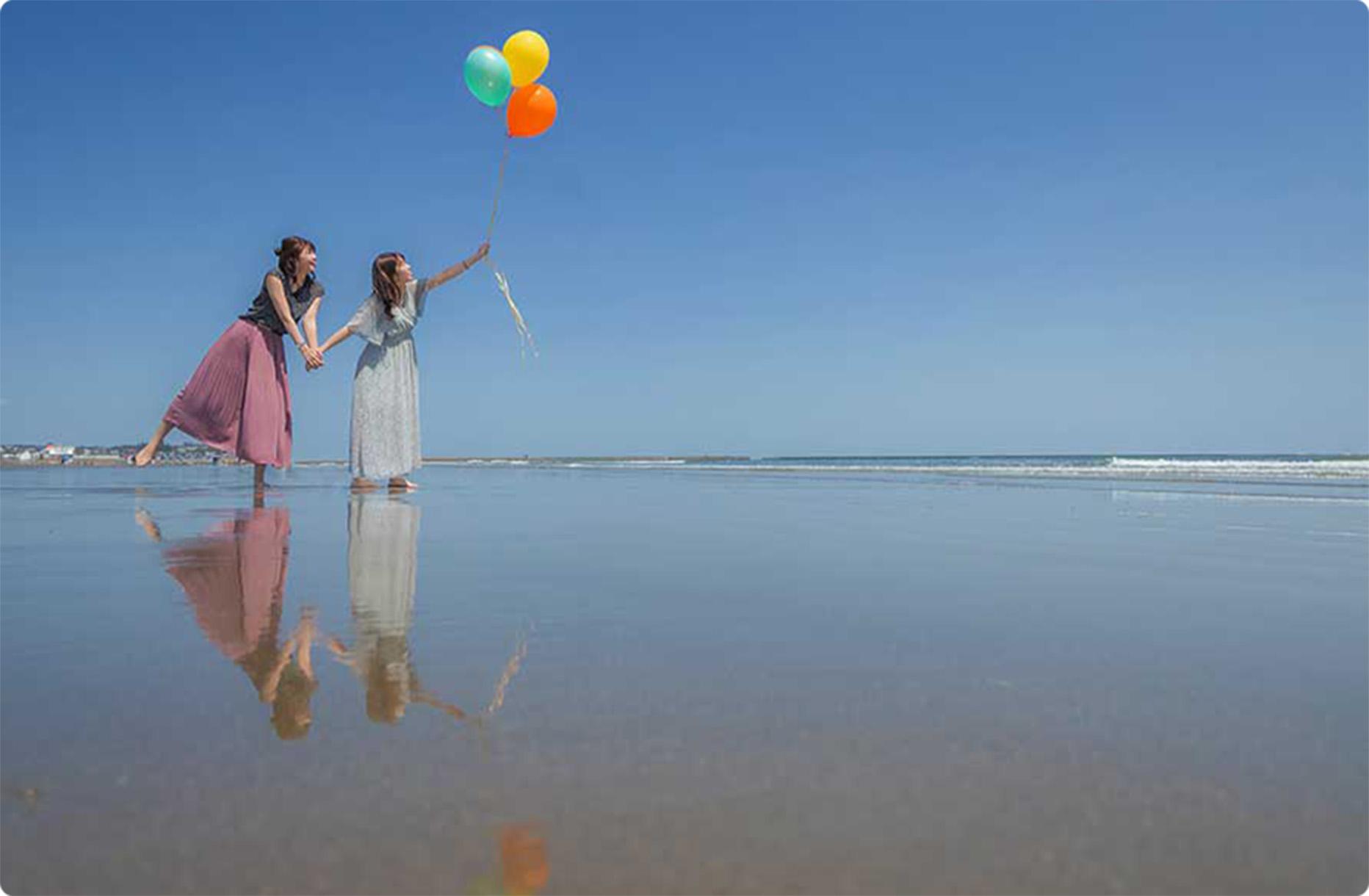 リフレクションビーチを楽しむ女性のイメージ