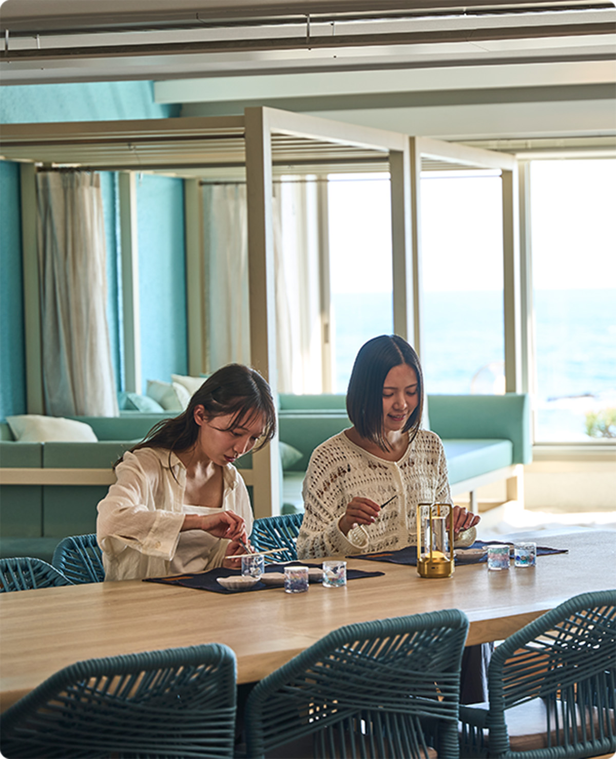 クラフト体験を楽しむ女性のイメージ