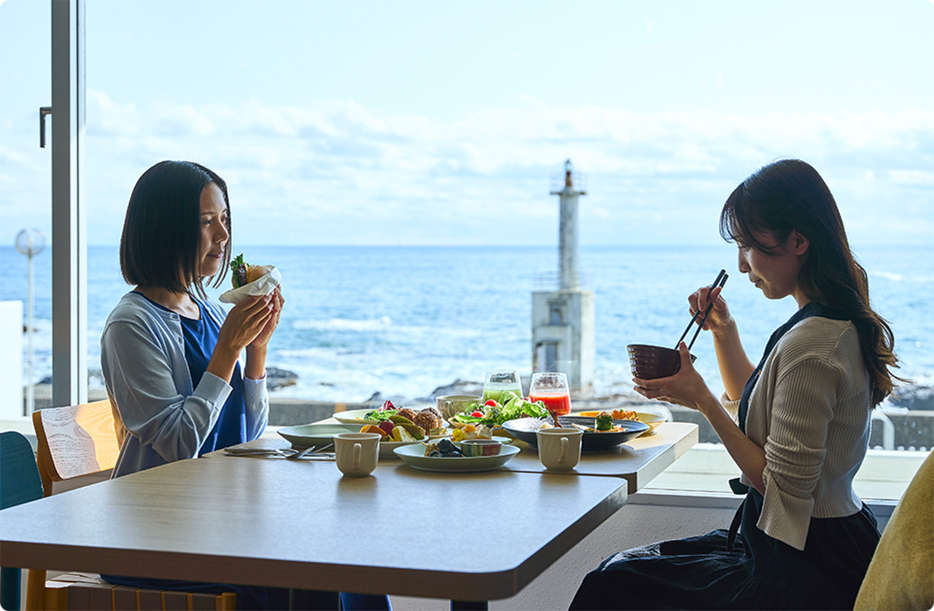 朝食バイキングを楽しむ女性のイメージ