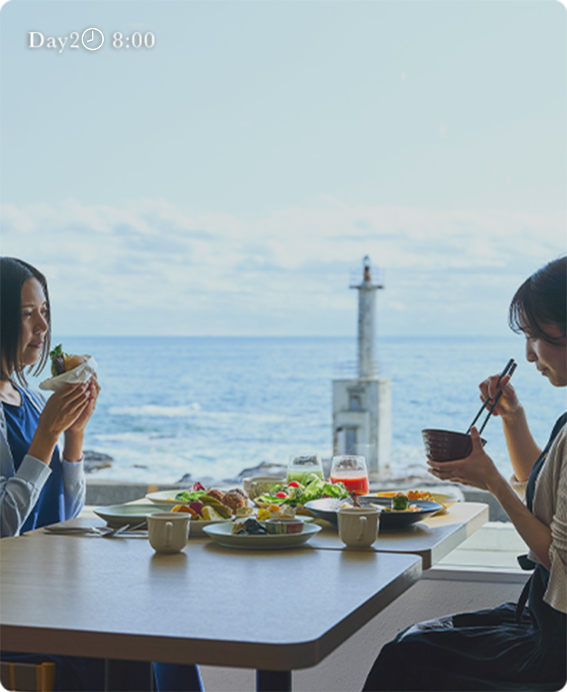 朝食バイキングをする女性のイメージ
