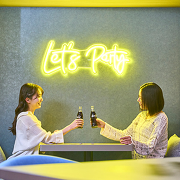 飲み物を飲む女性のイメージ