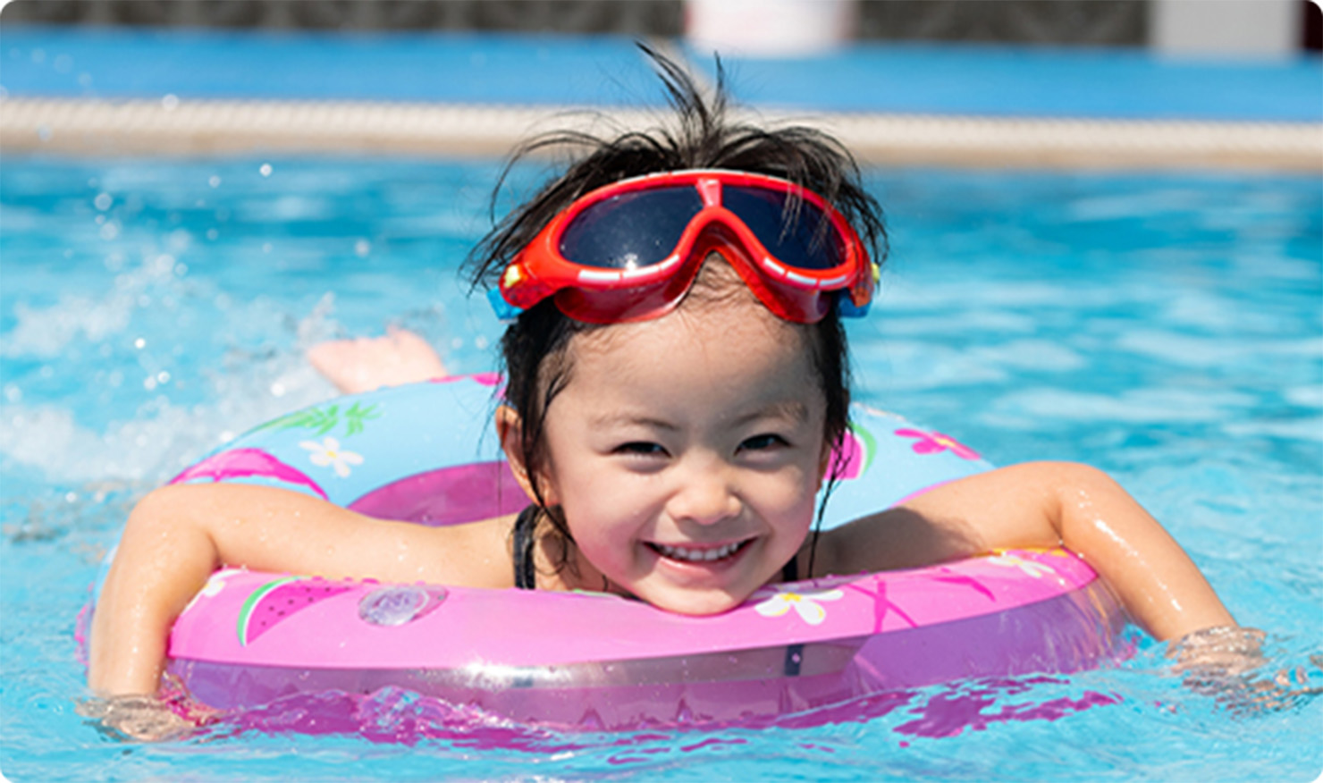 屋外プールで遊ぶ子供のイメージ