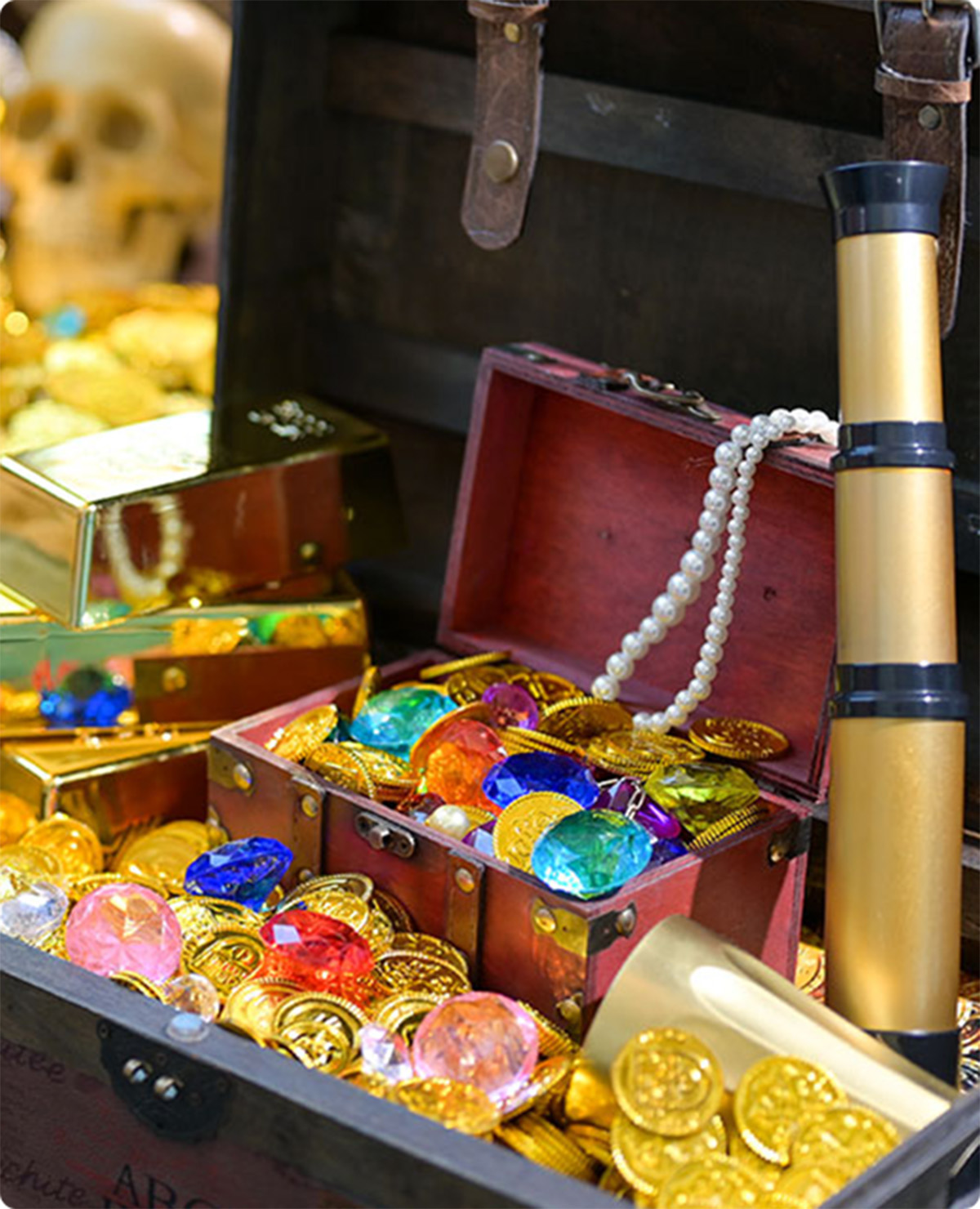 クラフト体験を楽しむ女性のイメージ