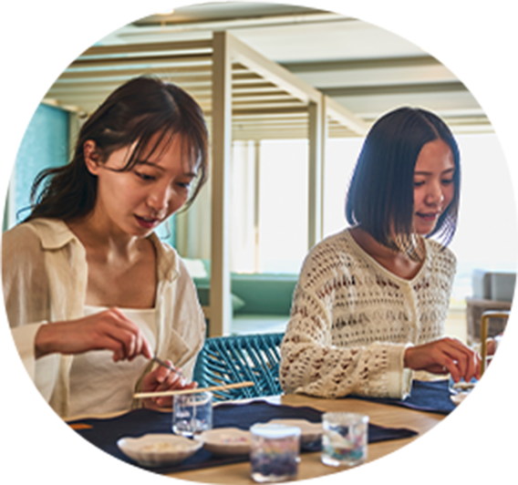 クラフト体験を楽しむ女性のイメージ