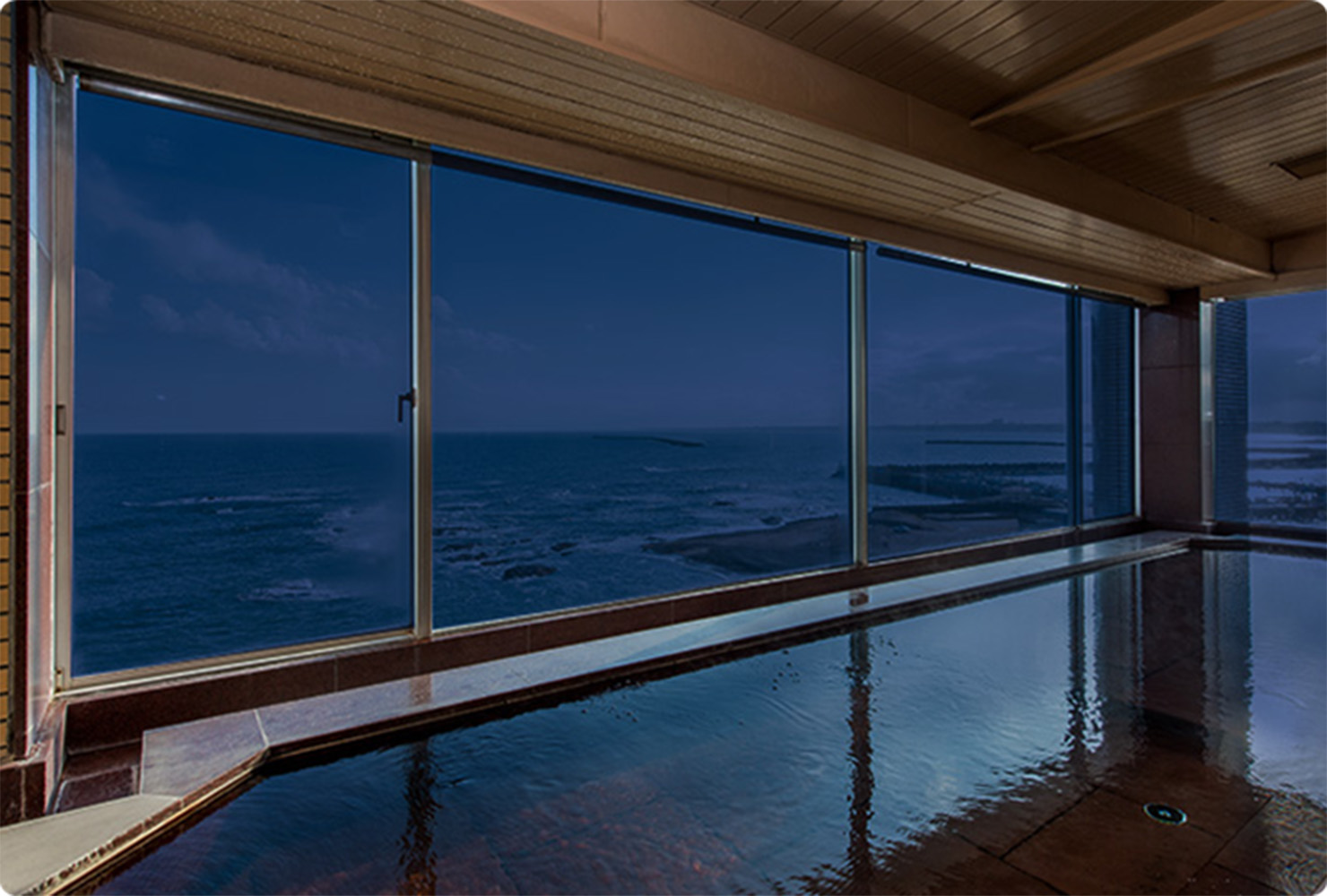 卓球を楽しむ女性のイメージ