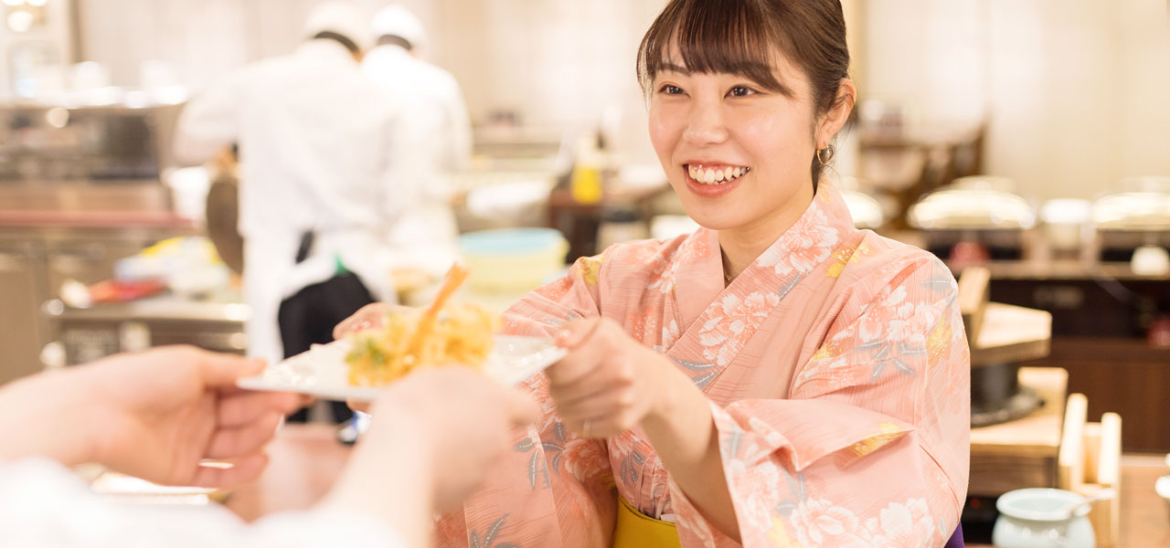 料理を受け取る様子