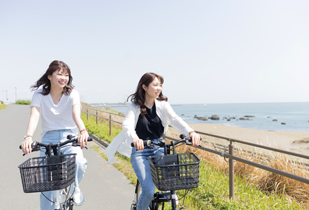 海沿いを自転車で駆け抜ける様子