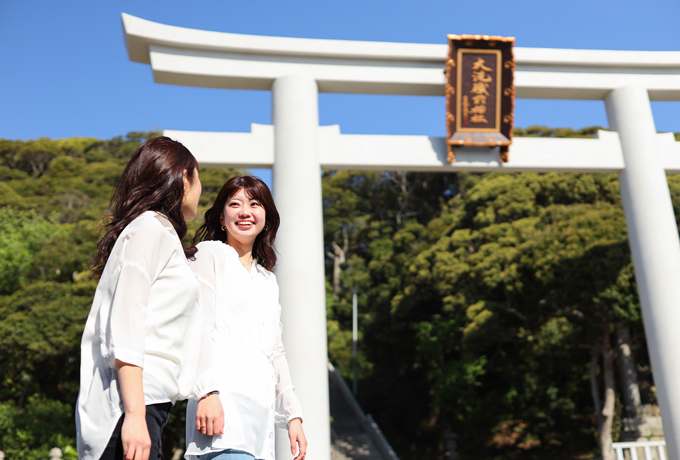 大きな鳥居と二人